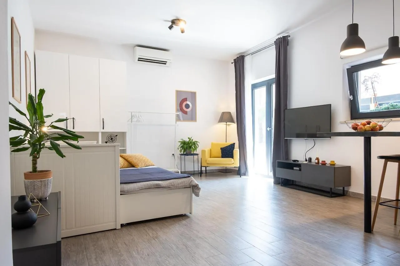 Studio Apartment Les - 4 Min Walk From Amphiteatre Pula