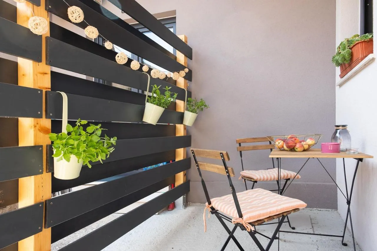 Studio Apartment Les - 4 Min Walk From Amphiteatre Pula Croatia